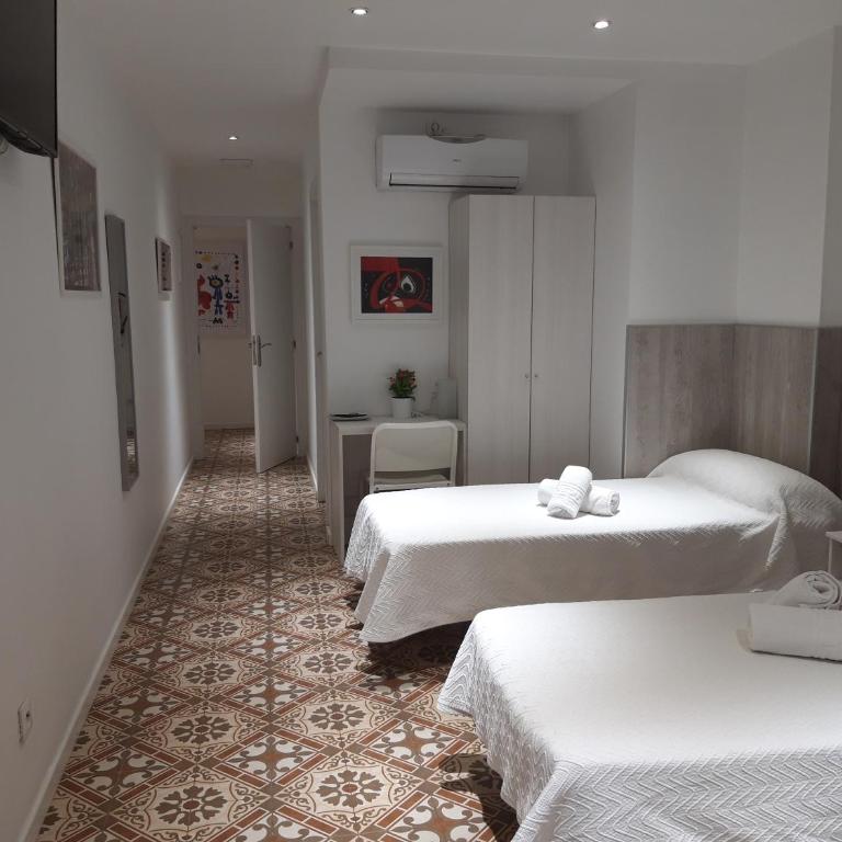 Hostal Nova Barcelona - Triple Room with Private Bathroom - 30