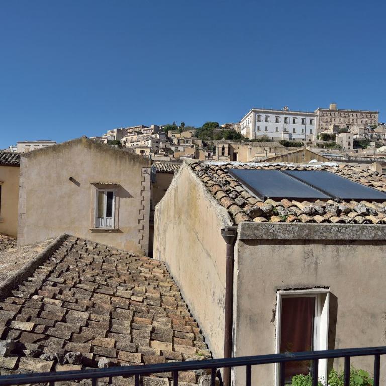 Modica Old Town Rooms - Camera Familiare con Balcone - 26