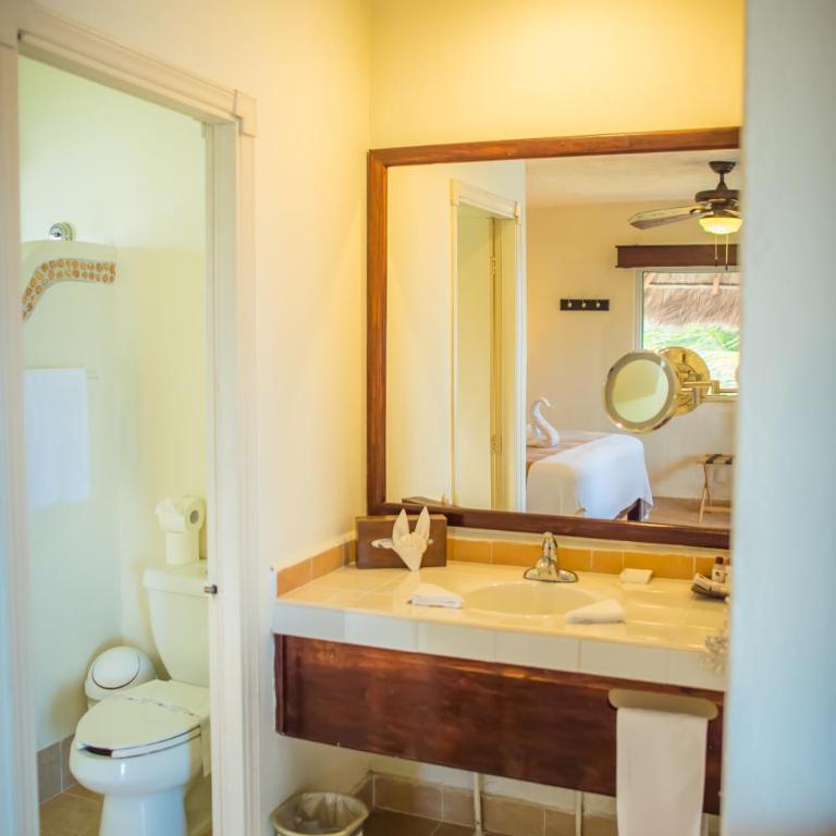 Petit Lafitte Beach Front Hotel & Bungalows - Pool View Room - King Bed - 4
