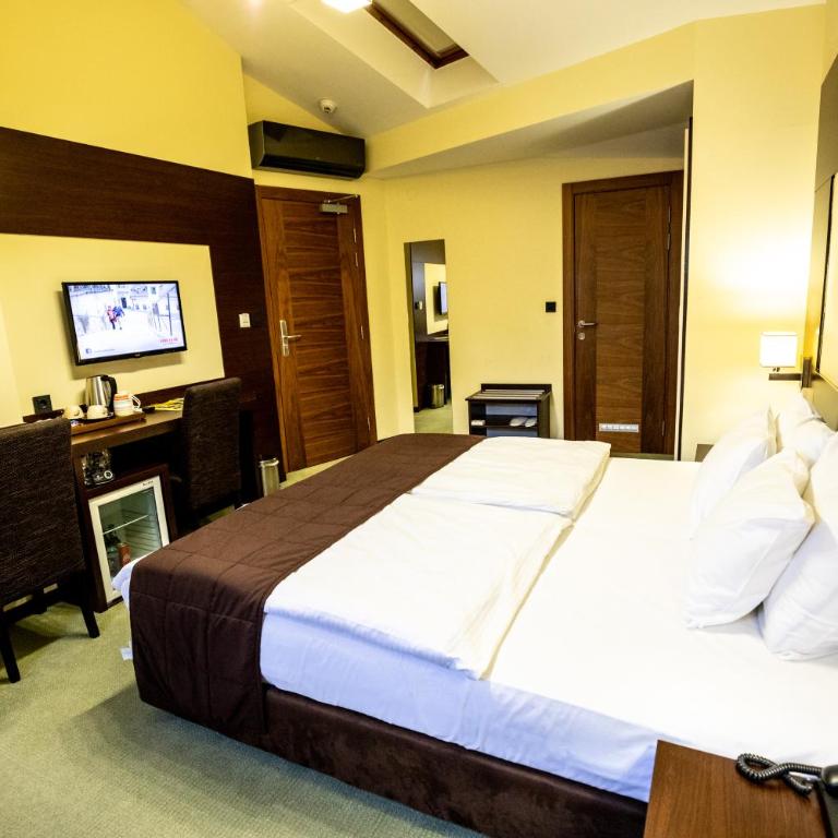 Boutique Hotel Golden Star - Trokrevetna Soba - 3
