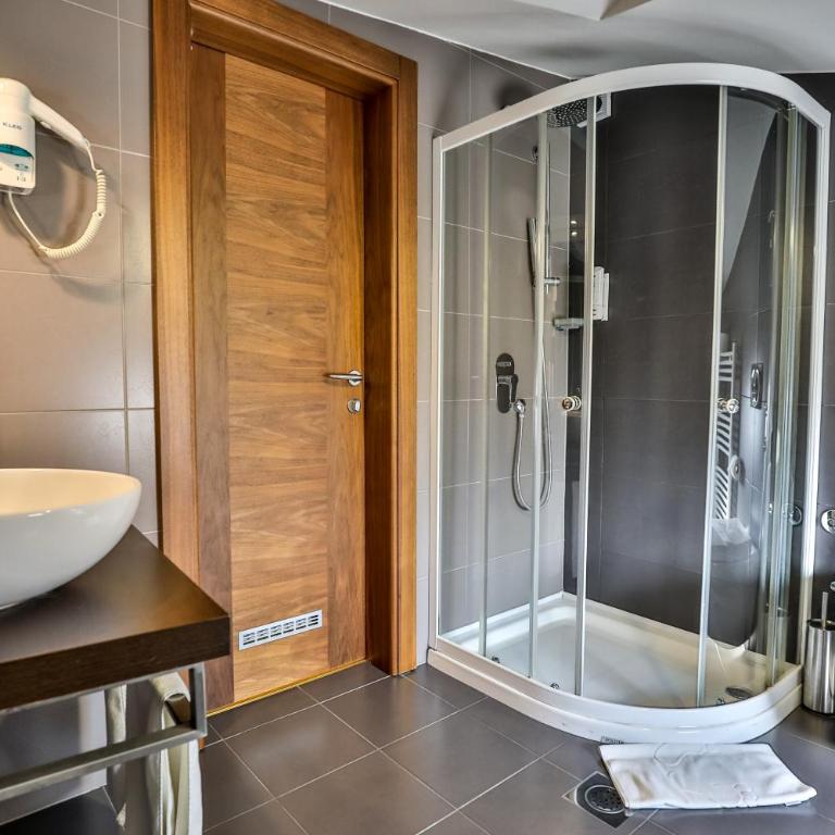 Boutique Hotel Golden Star - Trokrevetna Soba - 6