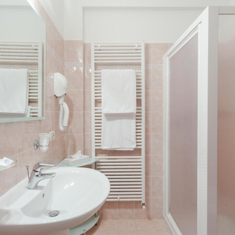Relax Hotel Villa Gardenia & Villa Oleandra - Superior Double or Twin Room with Lake View - 2