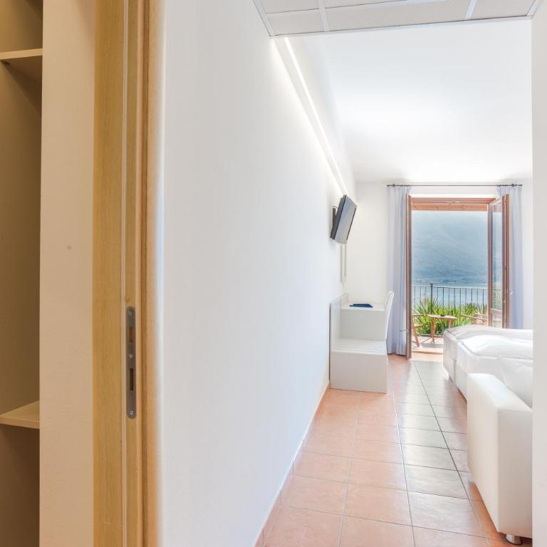 Relax Hotel Villa Gardenia & Villa Oleandra - Superior Double or Twin Room with Lake View - 3