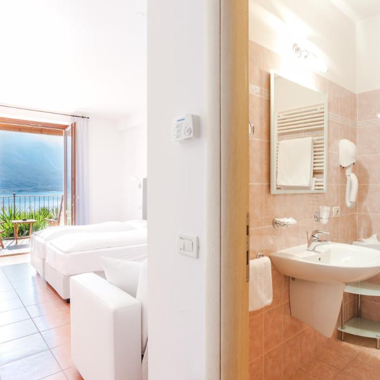 Relax Hotel Villa Gardenia & Villa Oleandra - Superior Double or Twin Room with Lake View - 4