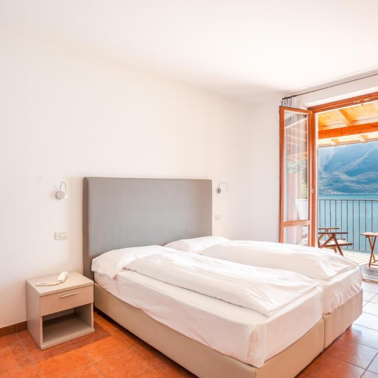 Relax Hotel Villa Gardenia & Villa Oleandra - Superior Double or Twin Room with Lake View - 6
