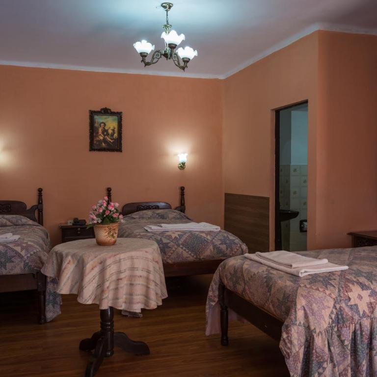 Hostal Sucre - Triple Room with Private Bathroom - 1
