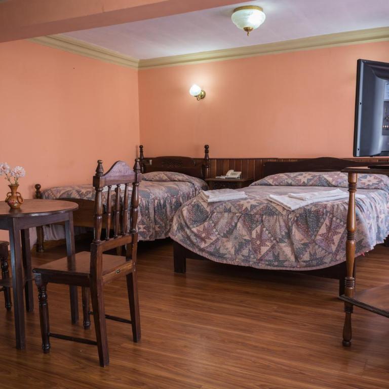 Hostal Sucre - Family Room with Private Bathroom - 1