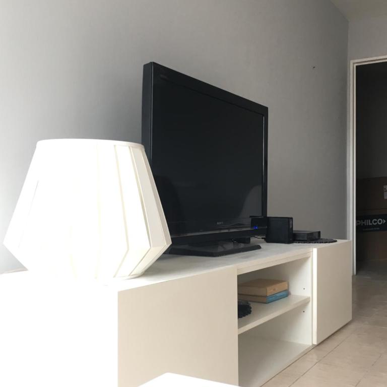 2 dorm sobre Av Hipólito Yrigoyen - Apartamento - 5