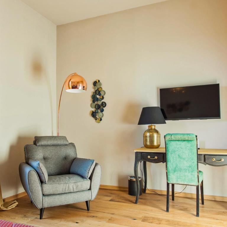 Hotel St. James - Deluxe Double or Twin Room with City View - 9
