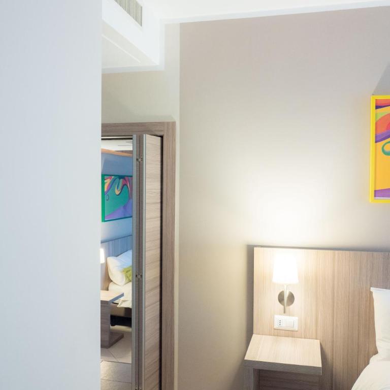 Art Suite nel Cuore di Napoli - Deluxe Quadruple Room - 7
