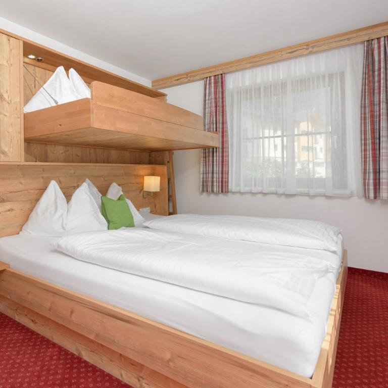 Pension Haus am Dorfplatz - Doppelzimmer mit Balkon - 2