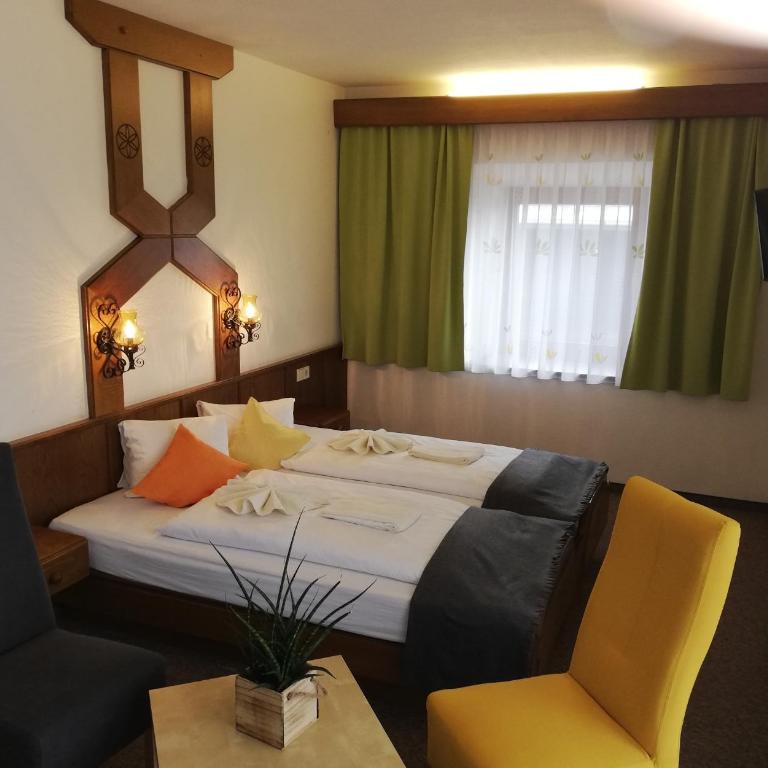Gasthof zur Schmiede - Doppelzimmer mit Balkon - 1