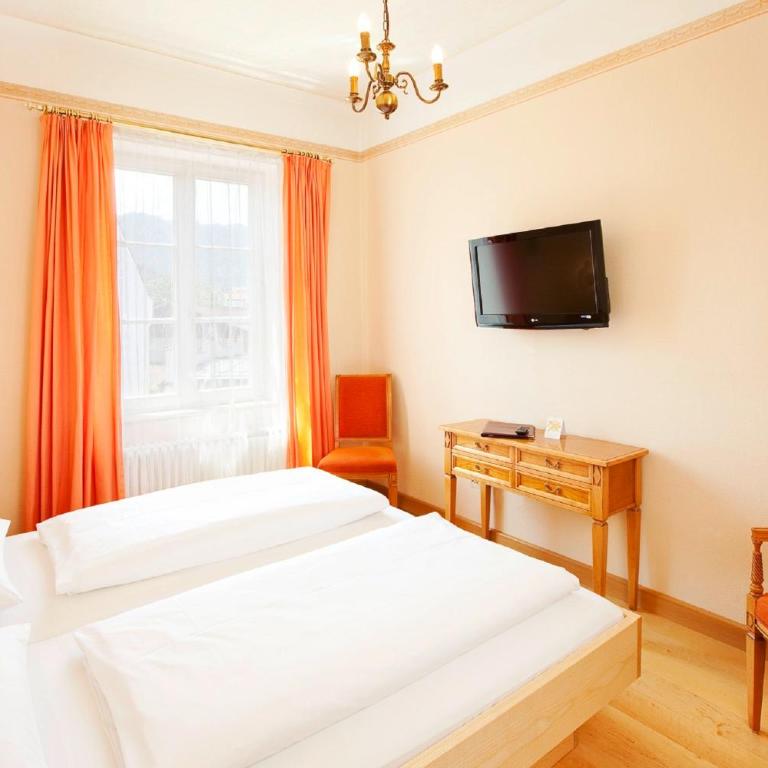 Hotel Hirsch - Doppelzimmer im Hauptgebäude - 7