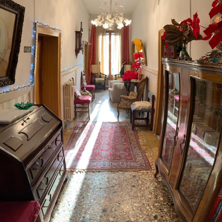 Princess Guest House Canal View - Camera Tripla con Vista Canale e Bagno in Comune - 7