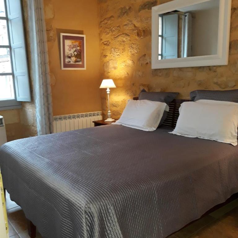 Le Grenier du Chapitre son loft avec les poutres et l'appartement une chambre sans les poutres - Apartment mit 1 Schlafzimmer - 5