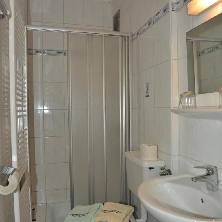 Gästehaus Golker - Dreibettzimmer mit Balkon - 12