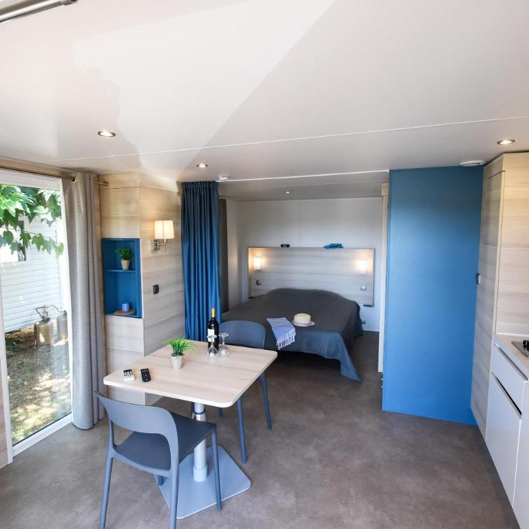 Camping Mas De Pierredon - KeyWest - 2 personnes, Draps tissus et serviettes fournis, TV et climatisation, terrasse couverte - 4
