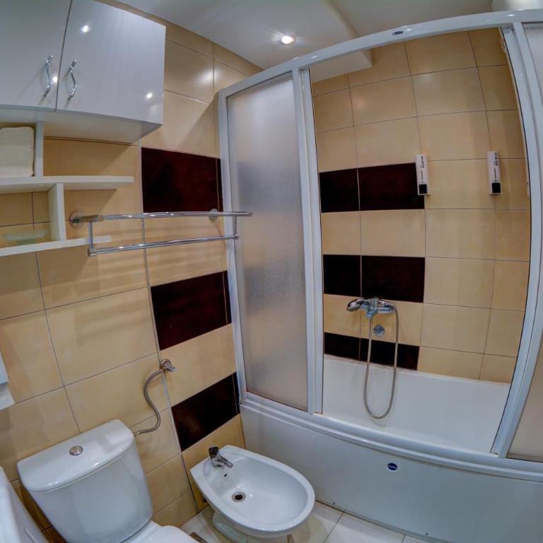 Rooms And Apartments S - Dvokrevetna Soba sa Bračnim Krevetom i Balkonom - 3