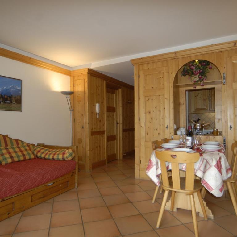 Front Ski Slope Chamonix Apartment - Apartment with Mountain View - 4