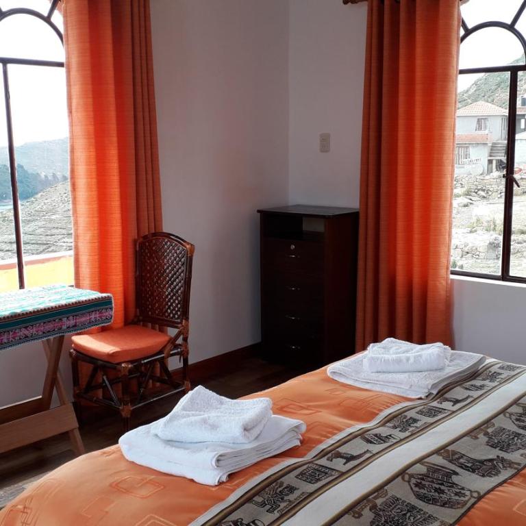 Hostal Jallalla - Habitación con cama extragrande y vistas al lago - 3