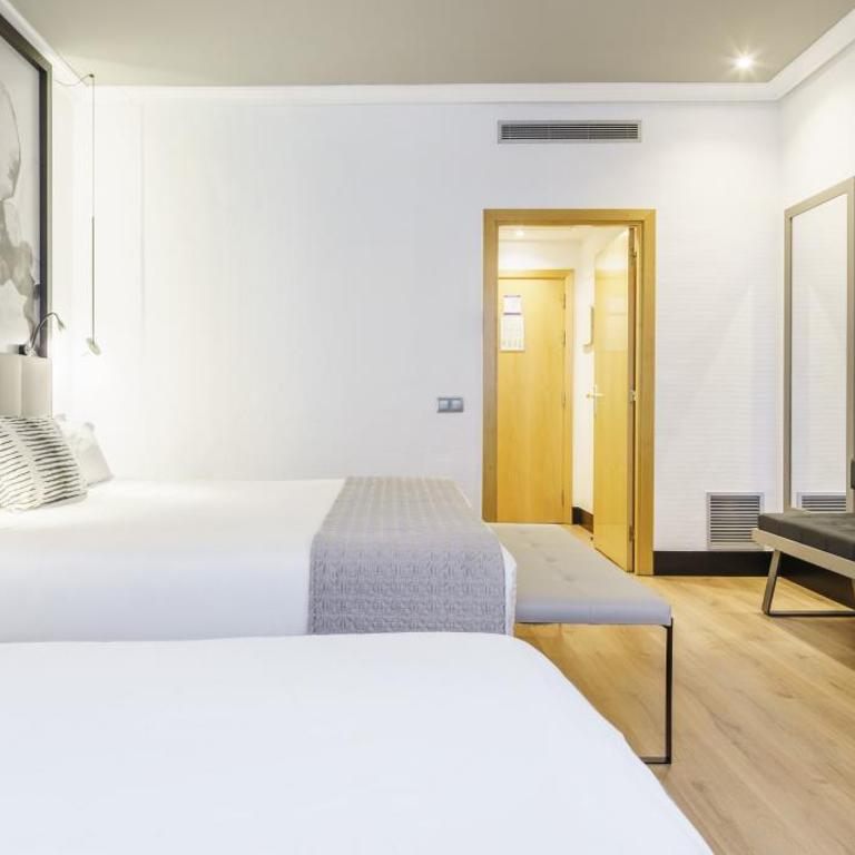 Hotel Ilunion Bilbao - Premium Room (3 adults) - 3