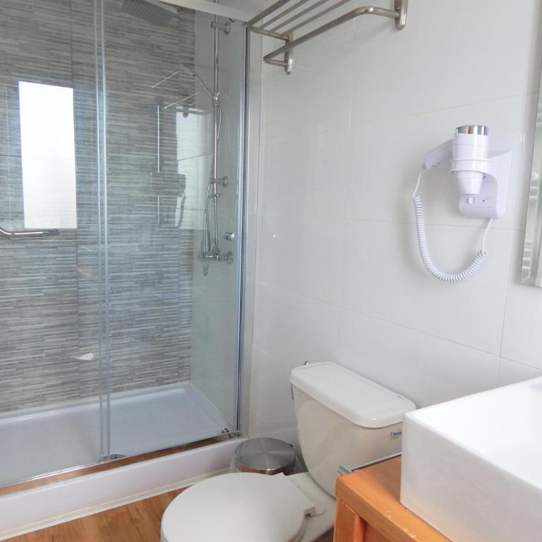 Hostal Buenavista Patagonia - Habitación Triple con baño privado y vistas al mar - 4