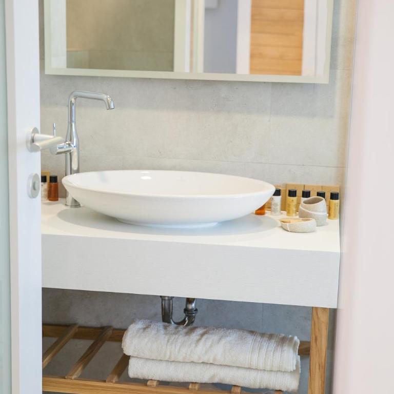 Boutique Hotel and Spa Blanc & Bleu - Blanche - Double Room with Balcony and Side Sea View - 3