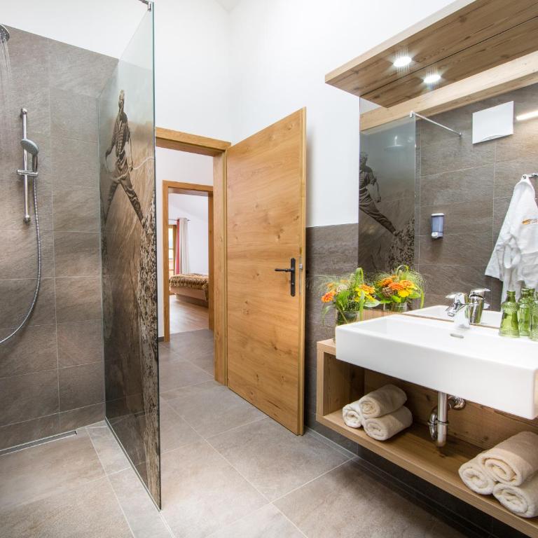 Bachgut - Das Resort am Berg - Deluxe Chalet mit 5 Schlafzimmern und Sauna - 3