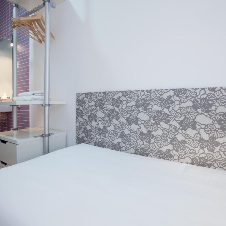 Hostal Nitzs Bcn - Small Double Room with Shared Bathroom - 4