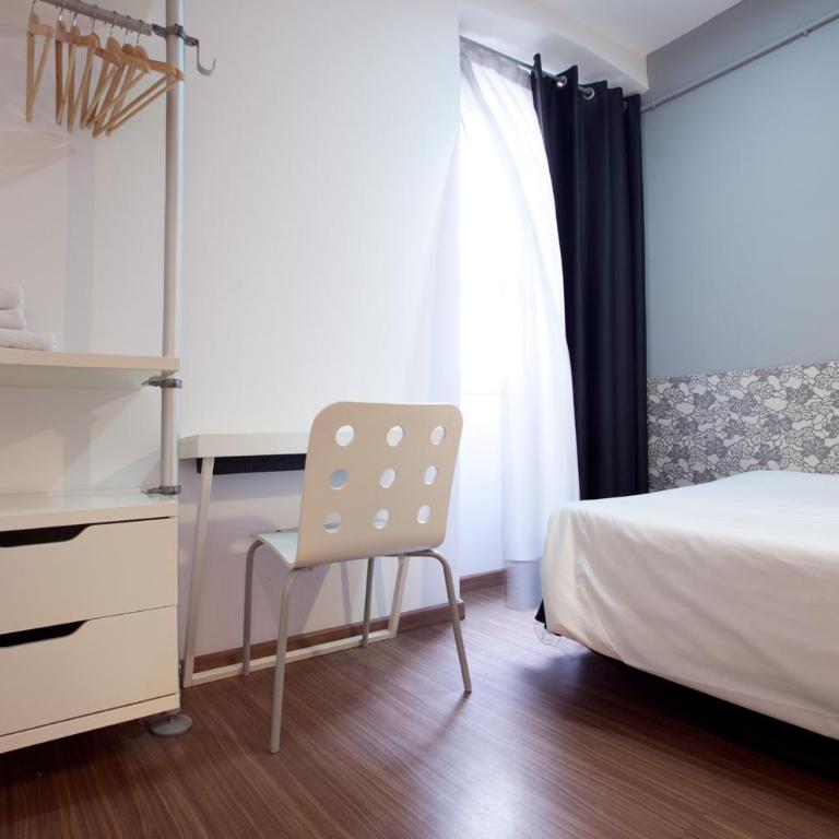 Hostal Nitzs Bcn - Double Room with Shared Bathroom - 1