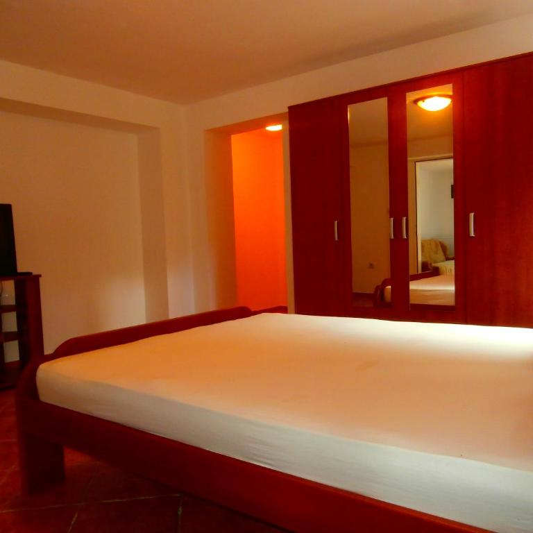 Apartments Pejanović - One-Bedroom Apartment with Patio and Sea View - 4