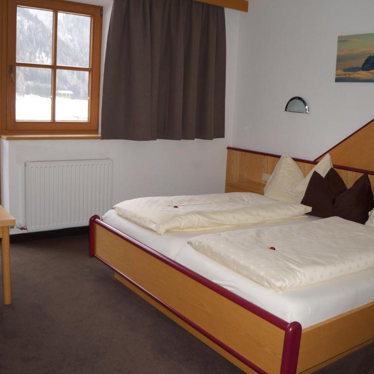 Pension Strolz - Doppelzimmer mit Balkon - 2