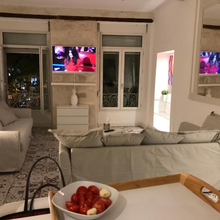 La Loge de l'Horloge - 1 min PALAIS DES PAPES - AC CLIM - WIFI - HYPERCENTRE - vue sur le carrousel - Studio-Apartment - 29