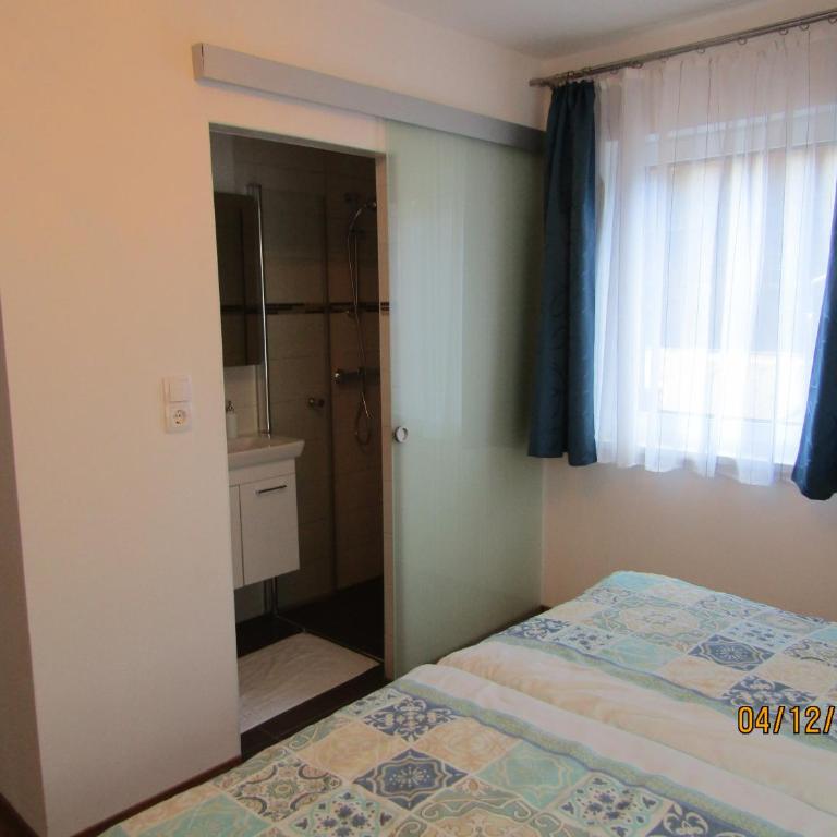 Haus Elisabeth - Doppelzimmer mit Dusche - 1