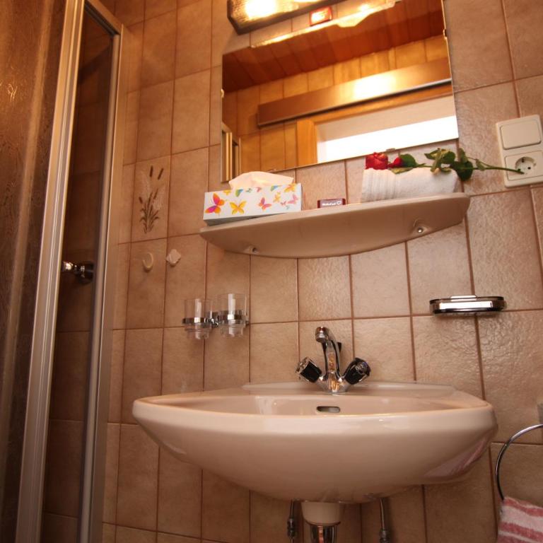 Haus Rosi - Double Room with Balcony - 9