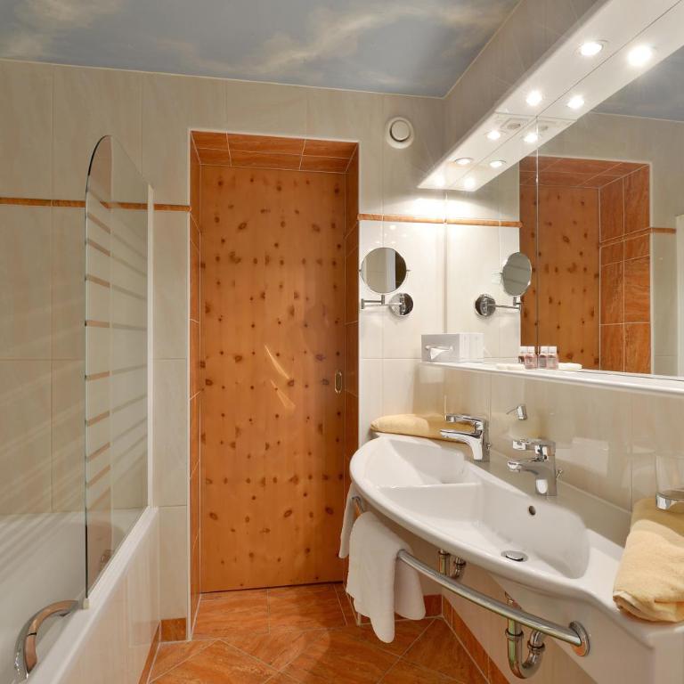 Alpin Family Resort Seetal - Dreibettzimmer - 2