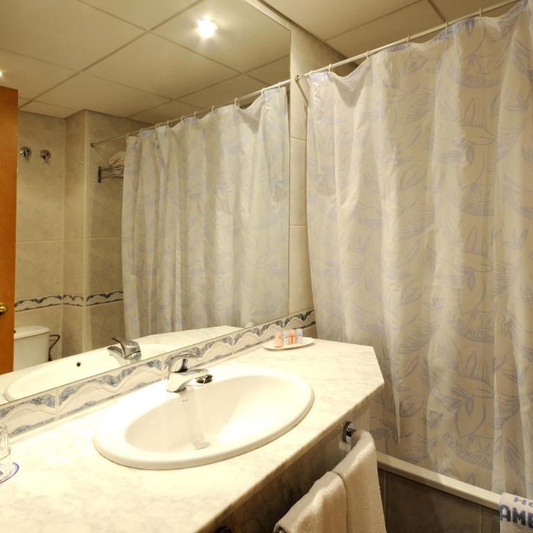 Hotel Ramblamar - Habitación Doble con vista parcial al mar - 1 o 2 camas - 2
