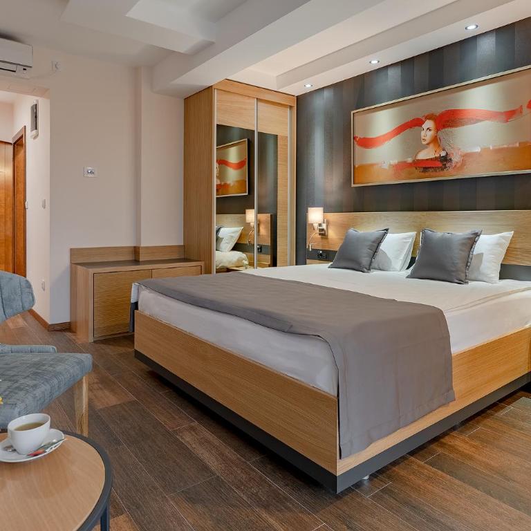 Rubicon Garni Hotel - King Room - Disability Access - 3