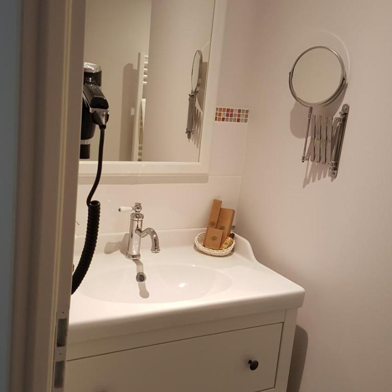 Hôtel Chez Jacqueline - Chambre Standard Lit Queen-Size - 5