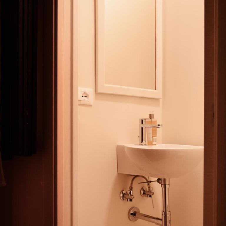 Punto8 - Camera Matrimoniale con Bagno Privato - 7