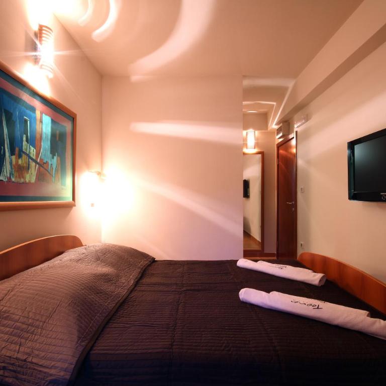 Apartments and Rooms Teona - Dvokrevetna Soba sa Bračnim Krevetom i Balkonom - 4