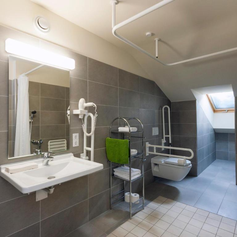 Alpenresidenz Buchenhöhe - Dreibettzimmer - barrierefrei - 8