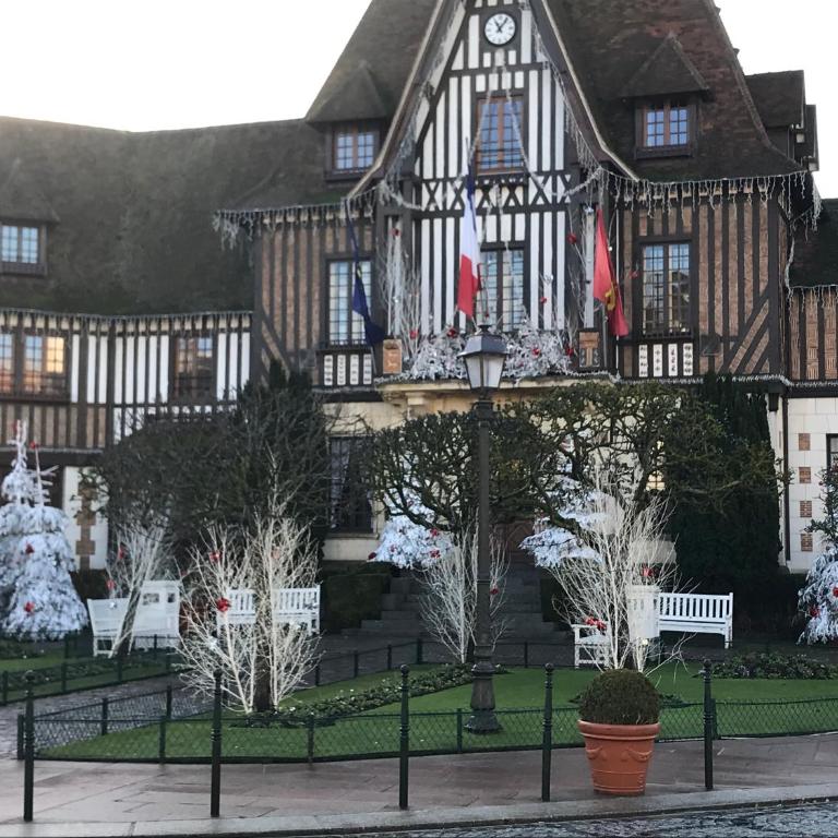 LE ROYAL (3 pièces au centre de DEAUVILLE) - Appartement 2 Chambres - 34