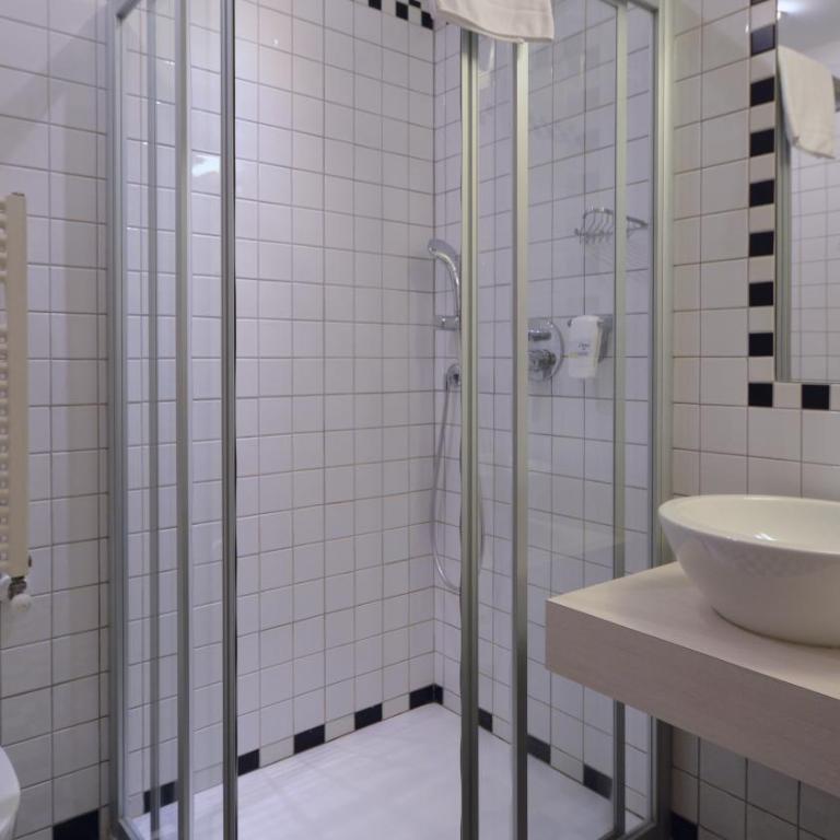 Best Western Hotel Crimea - Standard Queen Room - 9