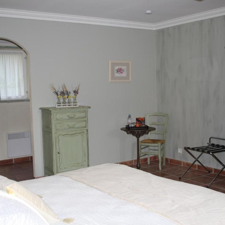 Le Mas Vigneron - Habitación con cama extragrande y vistas al jardín - 2