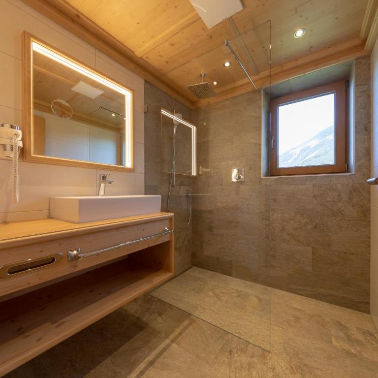 Gasthof Tannen - Alm - Dreibettzimmer mit Balkon - 2