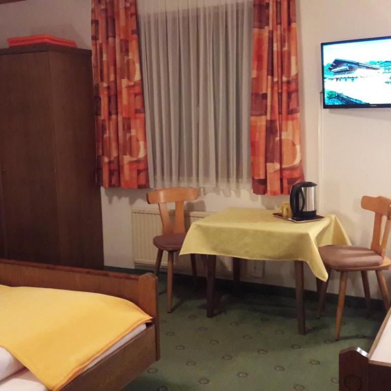 Pension Mozart - Dreibettzimmer mit Balkon - 2
