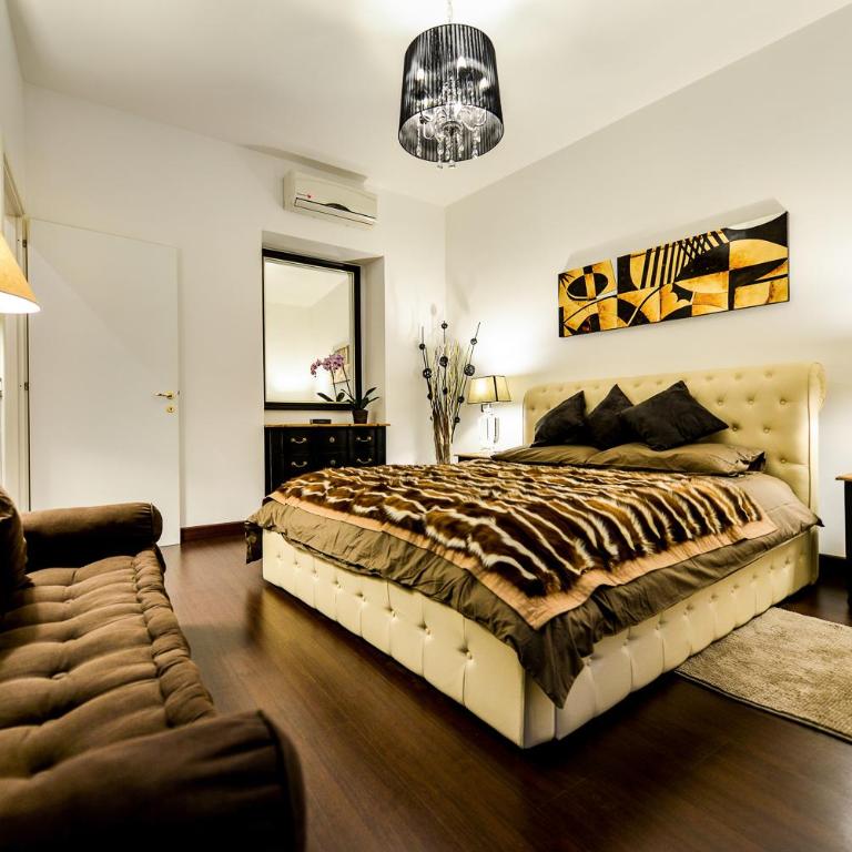 Easydomus Rome - Deluxe Three-Bedroom Apartment - Address: Via Angelo Brunetti 47 - 1