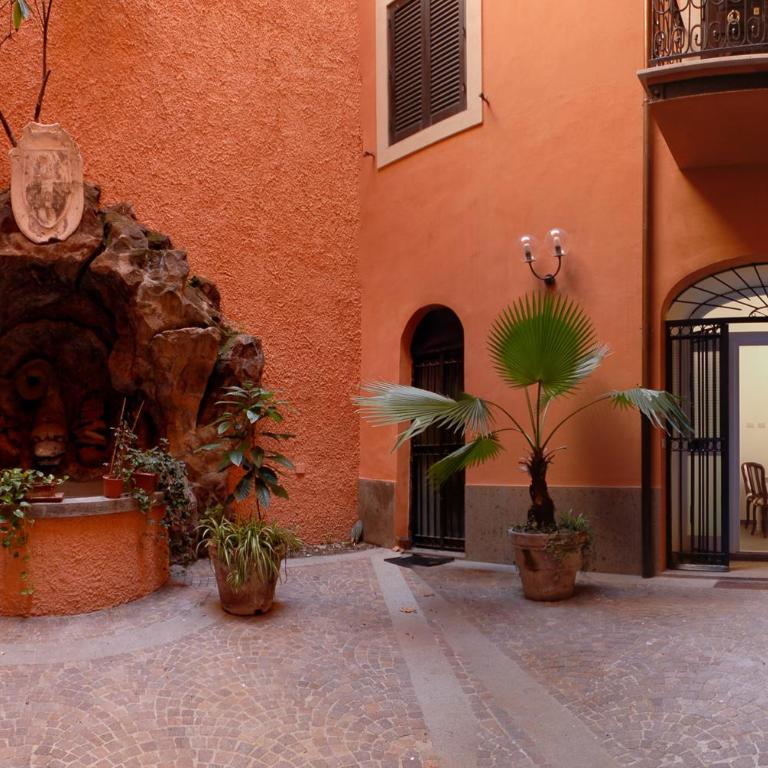Easydomus Rome - Two-Bedroom Apartment - Address: Via del Colosseo 23 - 5