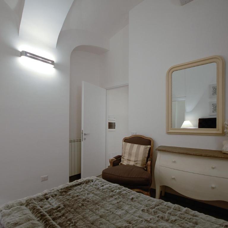 Easydomus Rome - Two-Bedroom Apartment - Address: Via del Colosseo 23 - 12